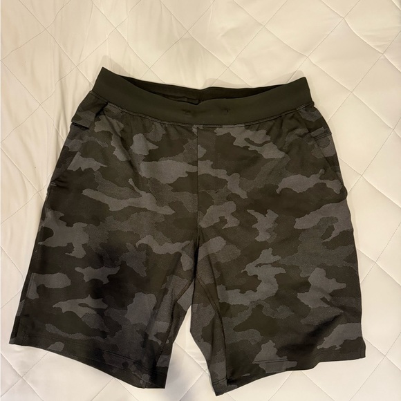 lululemon athletica Men's Black Camouflage Athletic Shorts - Picture 1 of 2